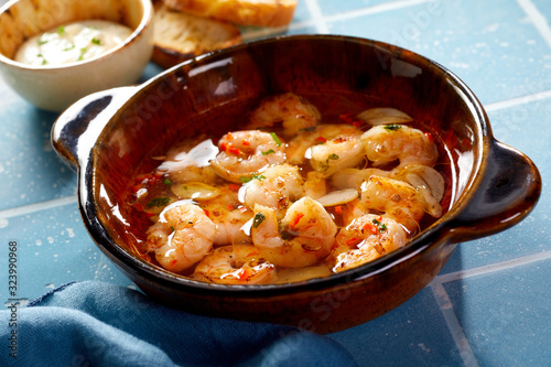 Photography Brown earthenware bowl with fresh scampi