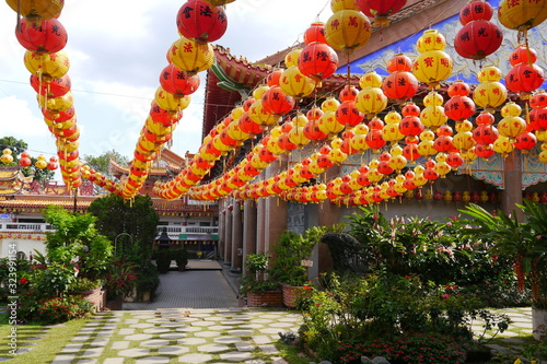 Glelbe und rote Lampions Kek Lok Si Tempel Penanag