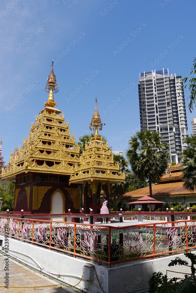 Naklejka premium Penang buddhistischer Tempel Birma und Hochhaus