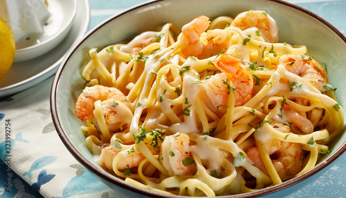 Foto Bowl of fresh scampi with Italian noodles