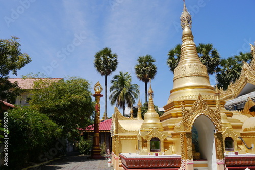 Obraz na plátně Tropen Georg Town Penang burmesischer Tempel Burma goldener Chedi