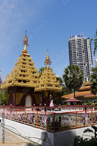 Penang buddhistischer Tempel Birma und Hochhaus