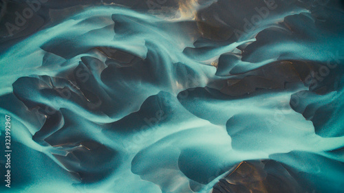 Foto Aerial drone view of a huge riverbed and delta, glacial river system transportin