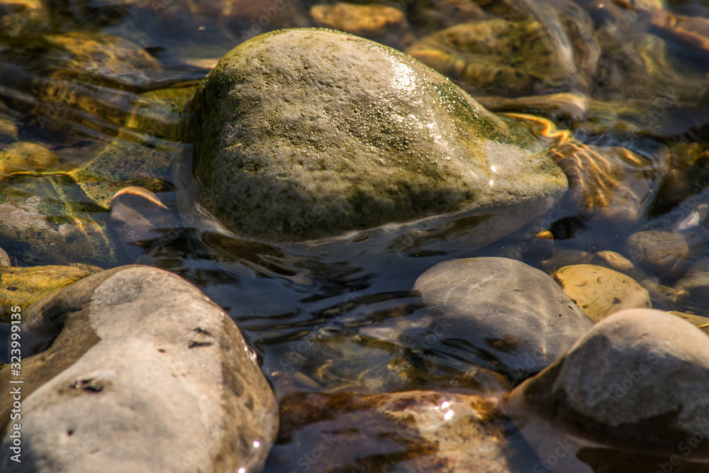 Fototapeta premium Steine am Flussufer