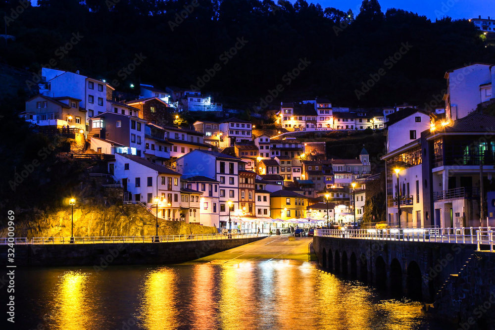 Cudillero, pueblo de Asturias, España por la noche, con el mar en un primer plano.
