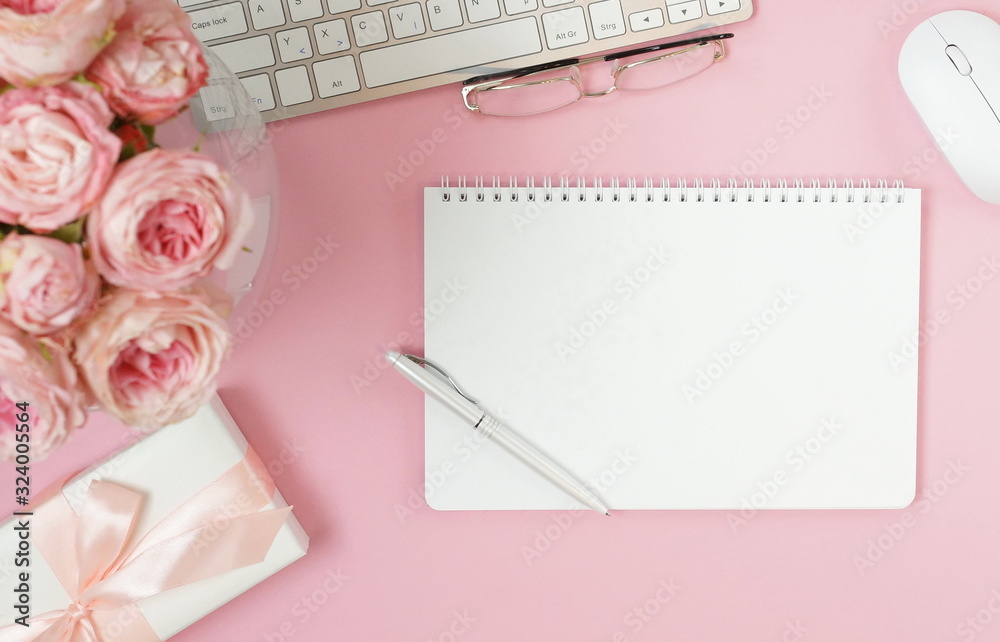 Bàn làm việc văn phòng nữ trên nền hồng - Hãy tận hưởng không gian làm việc tuyệt vời với bàn làm việc văn phòng nữ trên nền hồng! Thiết kế tinh tế và sang trọng cùng với tông màu hồng dịu dàng giúp bạn tạo ra một không gian làm việc hoàn hảo và đầy phong cách.
