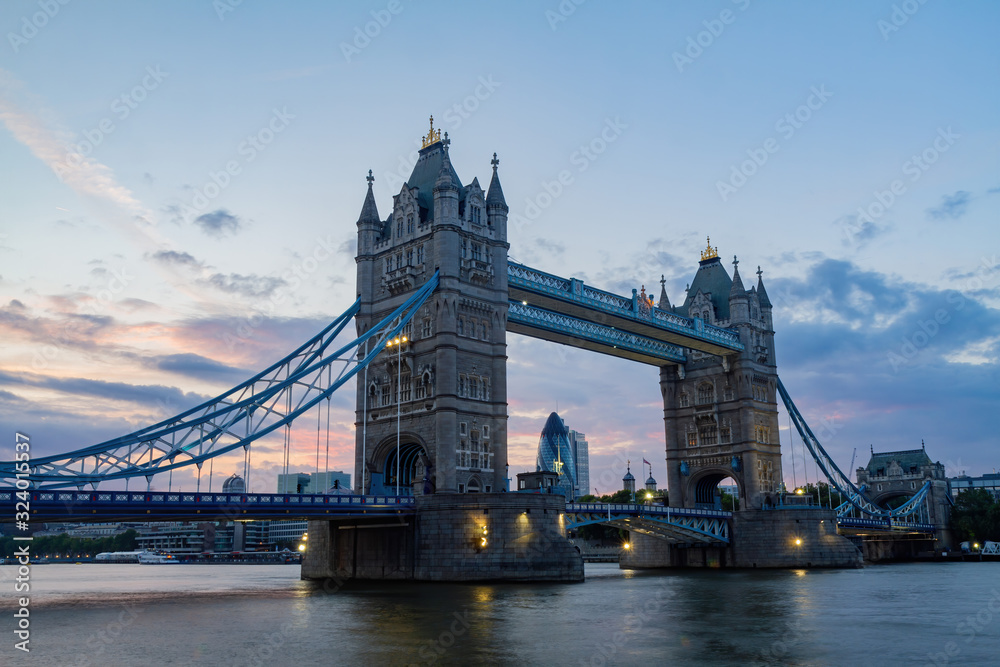 Fototapeta premium Sunset view of the tower bridge