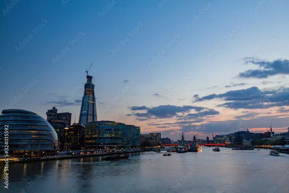 Fototapeta premium Sunset landscape of Thames River