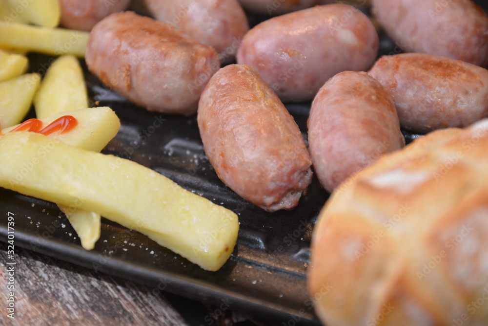 grigliata di salsicce di maiale con patatine fritte grigliata di salsicce di maiale con patatine fritte