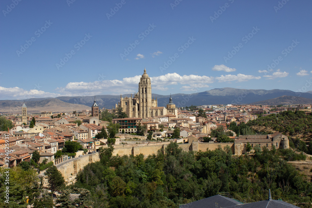 Ciudad de Segovia con campanario de fondo