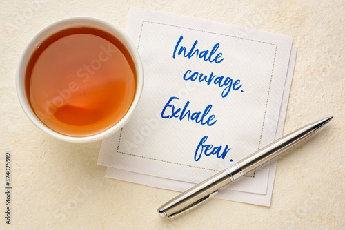 Fotografie inhale courage, exhale fear reminder note