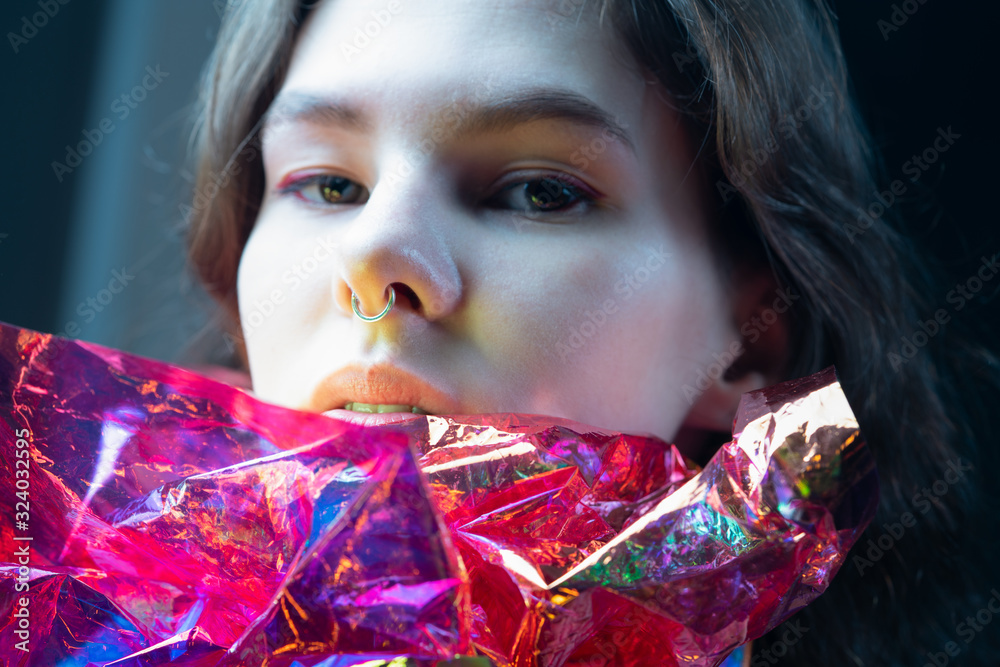 Φωτογραφία spoils through the multi-colored film of the girl