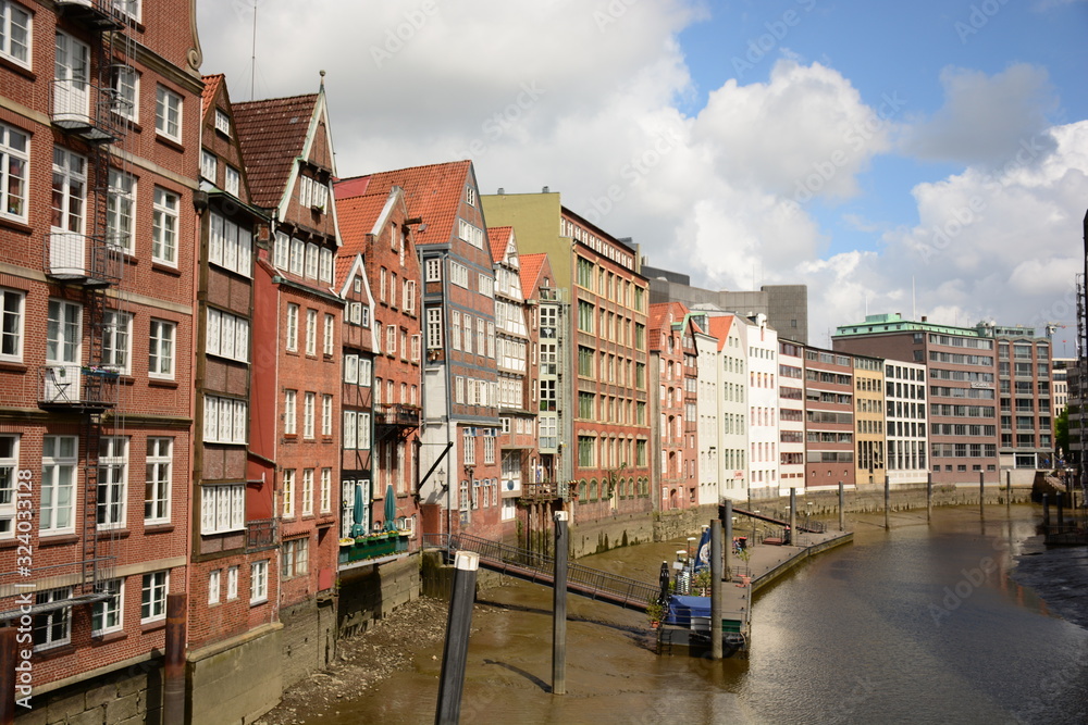 Casas viejas sobre el río en Hamburgo, Alemania