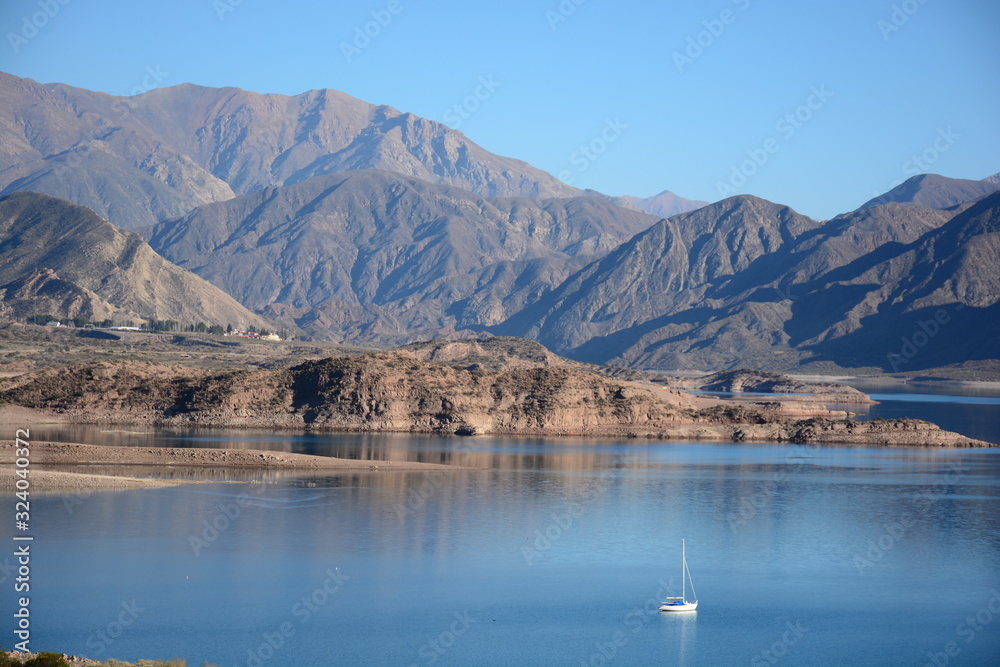 Lago en Potrerillos con montañas de fondo en Mendoza, Argentina