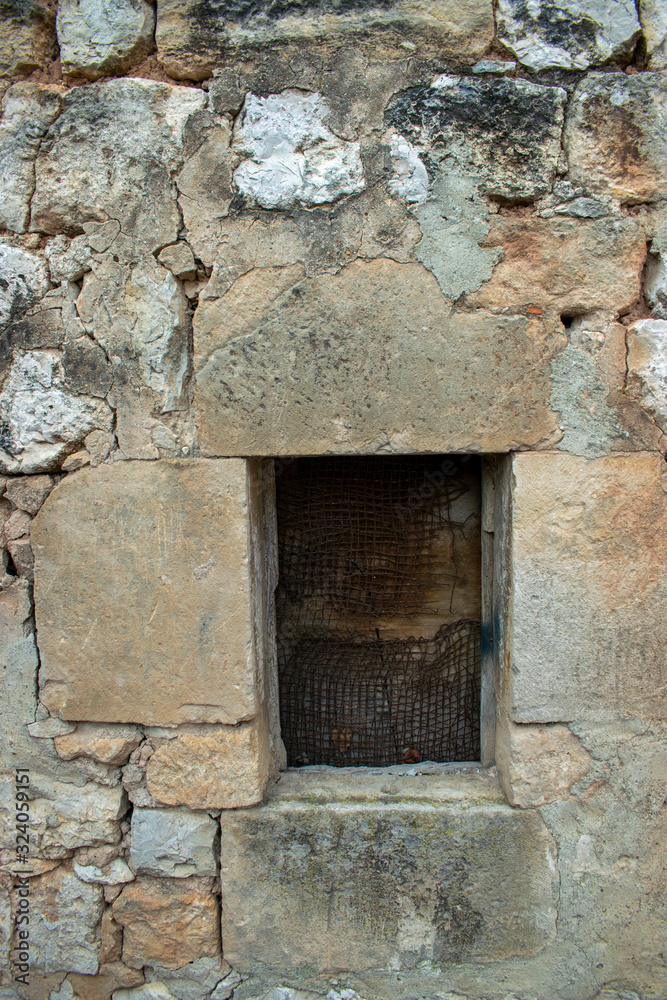 Ventana vieja de casa de pueblo sobre muro de piedra. Ventana vieja de casa de pueblo sobre muro de piedra.