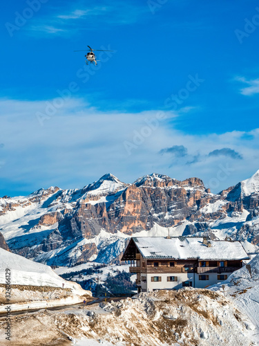 Hubschrauber in den Dolomiten am Grödnerjoch