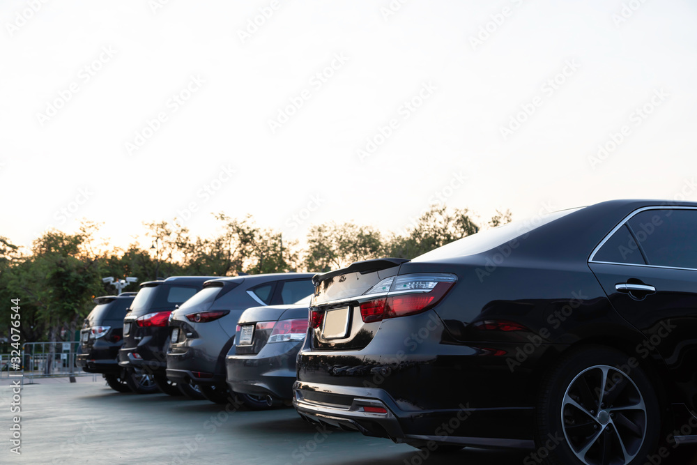 Naklejka premium Czarne samochody zaparkowane na parkingu.