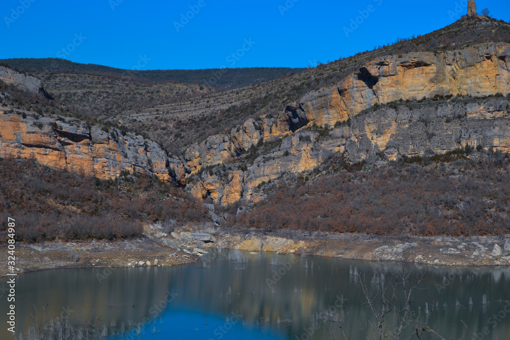 Montañas rocosas reflejadas en el lago, congost montrebei