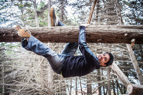 Jugando y colgando de un árbol