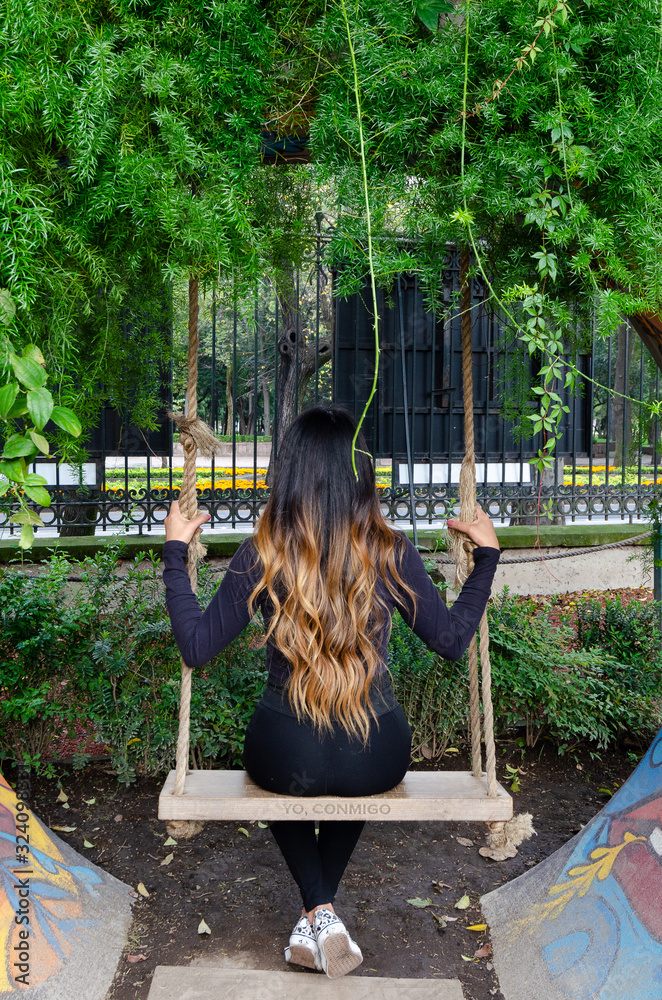 mujer de espaldas en columpio foto de Stock | Adobe Stock