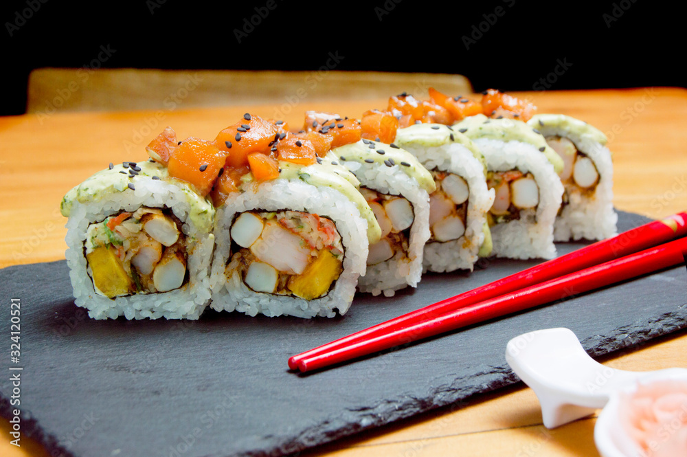 sushi con salmon y palitos 