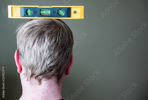 Foto level balanced on Caucasian male's head