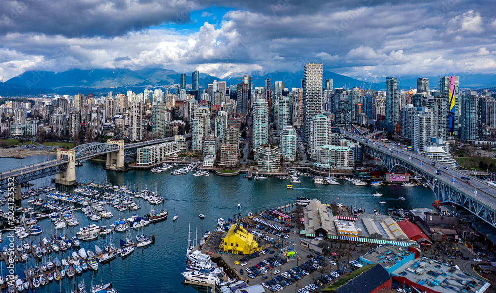 Fototapeta premium Widok z lotu ptaka na False Creek, Granville Island i Yaletown w Vancouver