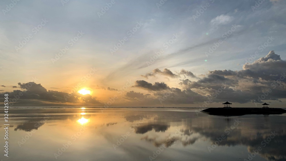 Naklejka premium バリ島サヌールから見る日の出と朝焼け （Sunrise in Bali Sanur）