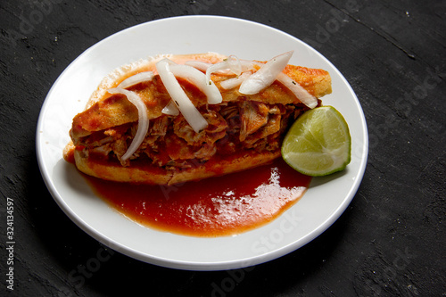 Foto torta ahogada estilo jalisco mexico