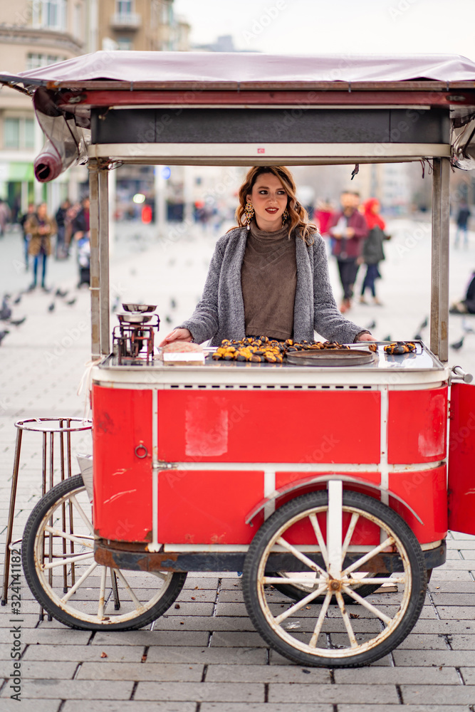 Obraz premium girl on a tray with roasted chestnuts