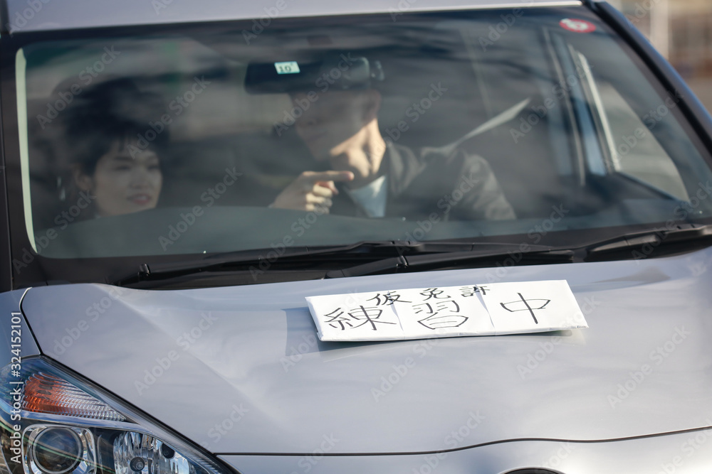 運転の練習をする女性 運転の練習をする女性