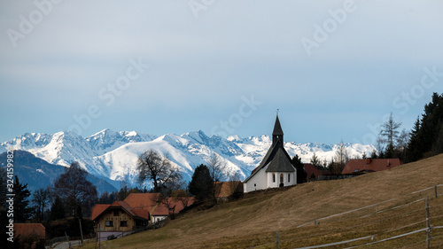 Kirche am Jakobsberg in Mühlen, Steiermark, Österreich mit schneebedeckten Alpen im Hintergrund