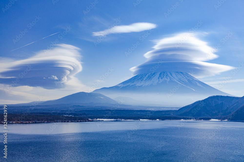 富士山と笠雲・吊るし雲、山梨県本栖湖にて