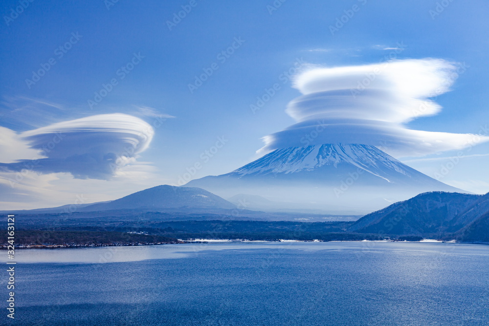 富士山と笠雲・吊るし雲、山梨県本栖湖にて