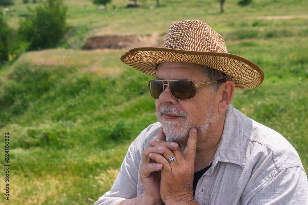 Φωτογραφία Outdoor portrait of happy Ukrainian countryman in straw hat and sunglasses again