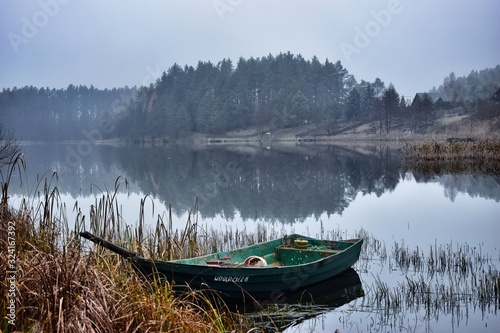 Fototapeta Naklejka Na Ścianę i Meble -  mazury jezioro łódka mgła las krajobraz