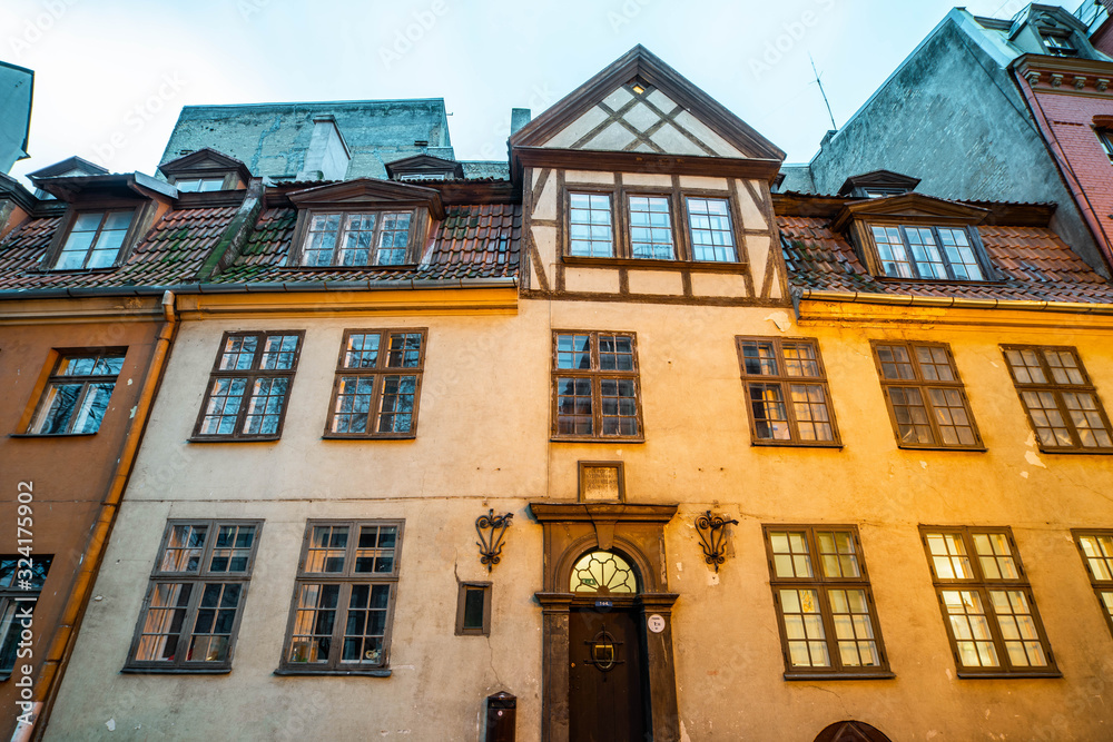 Obraz premium Old town in Riga at evening time. Latvian architecture. An exterior of the building.
