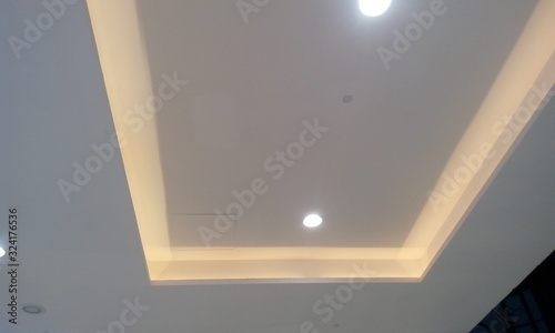 Photo Gypsum false ceiling view and design of roof of commercial building interior fin
