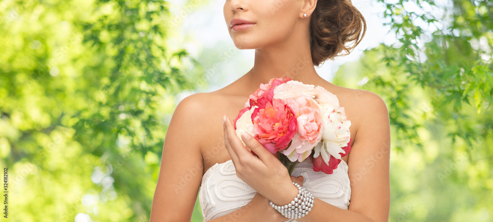Fototapeta premium wedding and people concept - beautiful young woman or bride with bouquet of flowers over green natural background