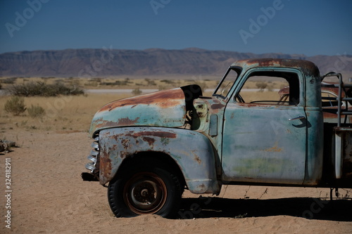 Rostiges Auto in der Wüste