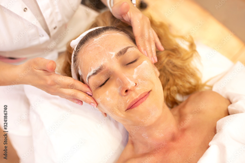 Mini massage applied for the effect of refreshed and revitalized facial skin appearance