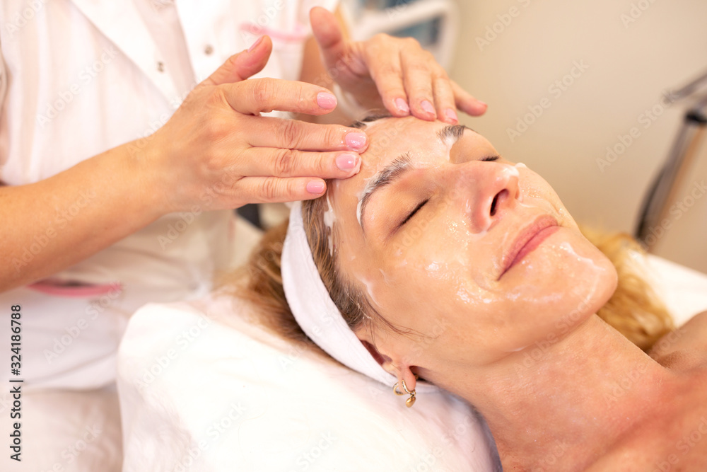 Mini massage applied for the effect of refreshed and revitalized facial skin appearance Mini massage applied for the effect of refreshed and revitalized facial skin appearance
