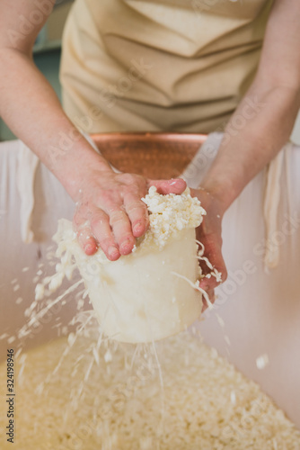 Agricultrice moule ses fromages photo