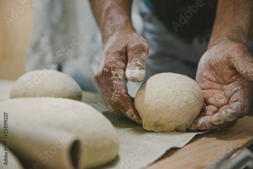 Un paysan boulanger fait son pain photo