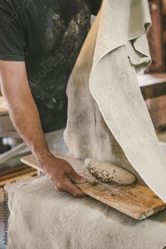 Un paysan boulanger fait son pain photo