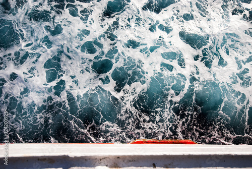 Foto Olas y espuma de mar junto a barco