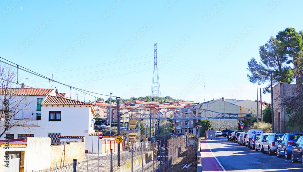 Estación de trenes y puente peatonal sobre las vías del tren en Piera, Barcelona, Anoia, Catalunya, Spain, Europe