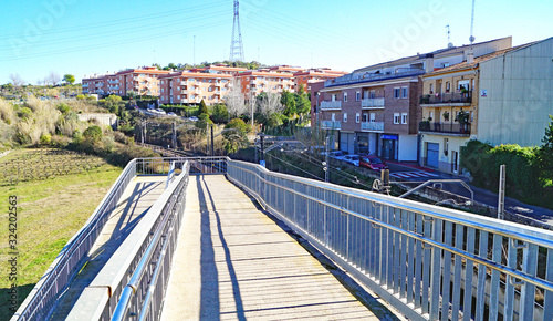 Estación de trenes y puente peatonal sobre las vías del tren en Piera, Barcelona, Anoia, Catalunya, Spain, Europe photo