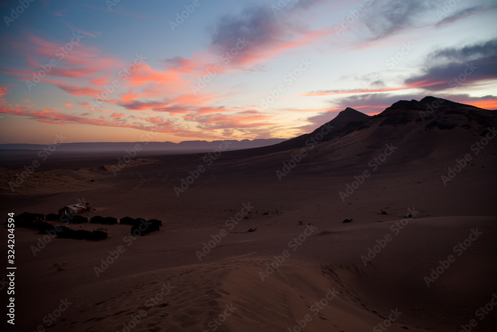 Fototapeta premium Amanecer en el desierto del Sahara