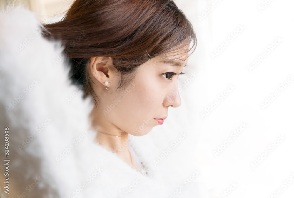 考える女性 横顔 考える女性 横顔